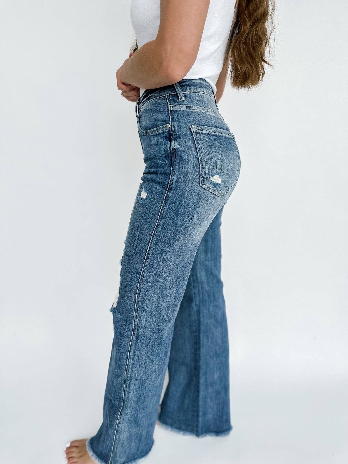 BLAKELEY MEDIUM WASH DISTRESSED JEANS